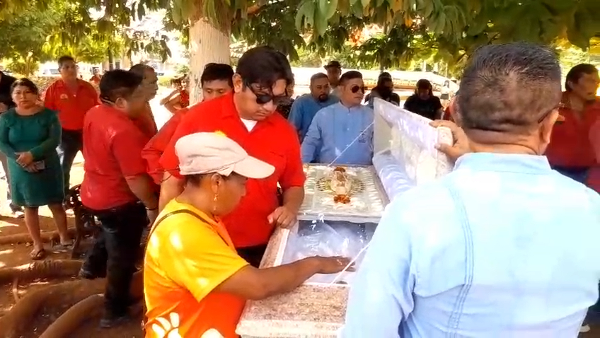 Compañeros rompieron en llanto al entonar “El amigo que se fue” del Conjunto Primavera. Compañeros rompieron en llanto al entonar “El amigo que se fue” del Conjunto Primavera.