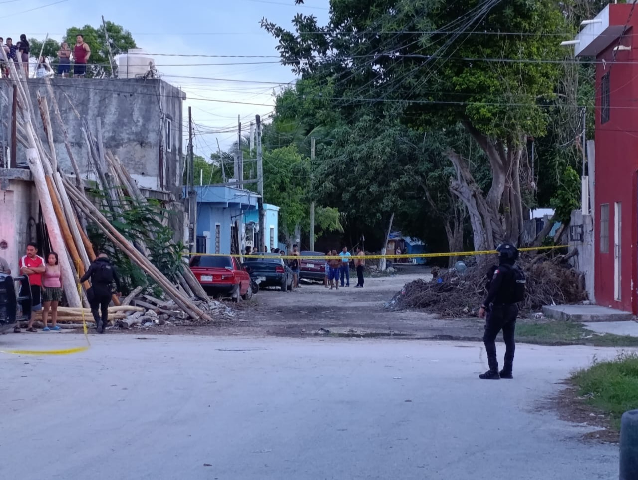 El hecho ocurrió en la calle Saturno Poniente, hasta donde arribaron elementos policiacos, pero a nadie detuvieron El hecho ocurrió en la calle Saturno Poniente, hasta donde arribaron elementos policiacos, pero a nadie detuvieron