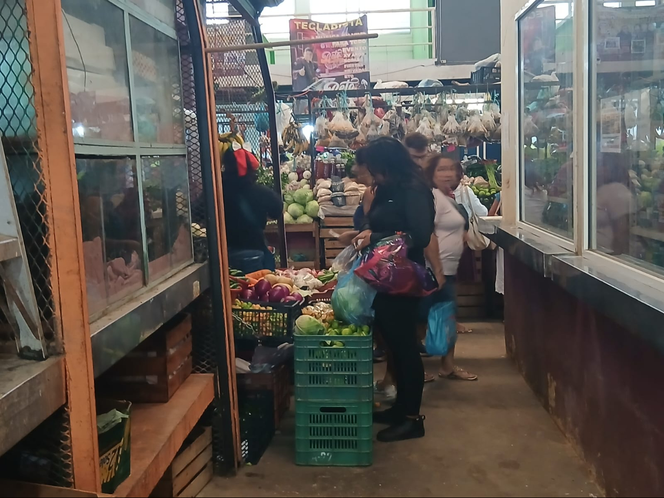 Familias acudieron a abastecerse para preparar pozole, carnes asadas y platillos tradicionales.