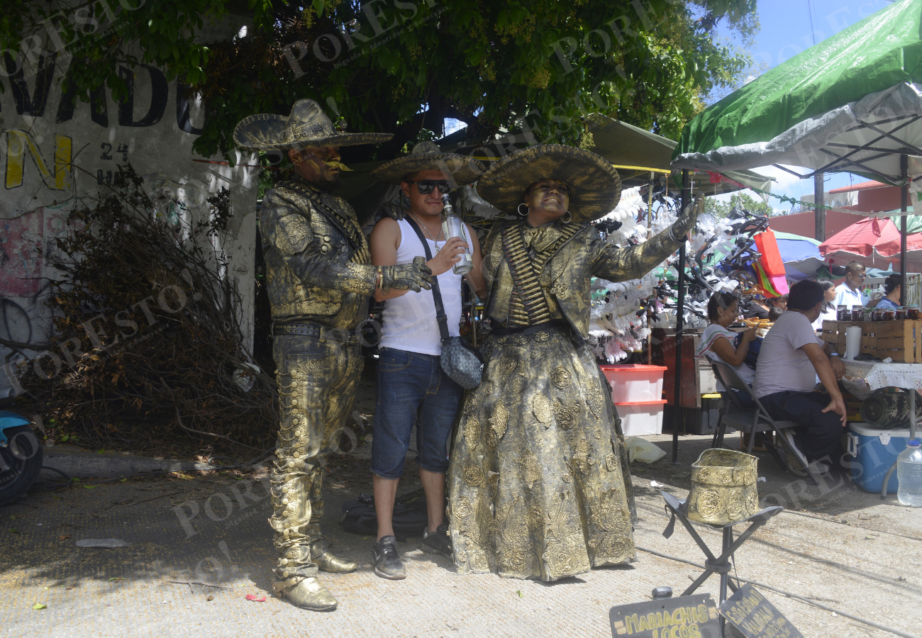 “Nopalito y Tequila” buscan difundir el teatro y el estatuismo con diferentes actos de arte urbano “Nopalito y Tequila” buscan difundir el teatro y el estatuismo con diferentes actos de arte urbano