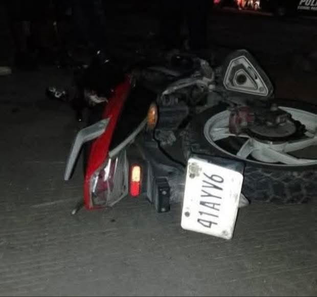 La motocicleta quedó sobre el pavimiento. La motocicleta quedó sobre el pavimiento.