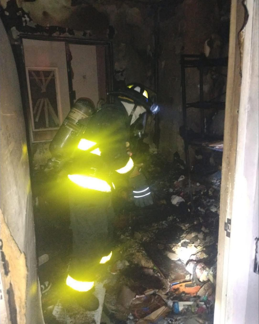 Las pertenencias dentro del departamento terminaron consumidas por las llamas Las pertenencias dentro del departamento terminaron consumidas por las llamas