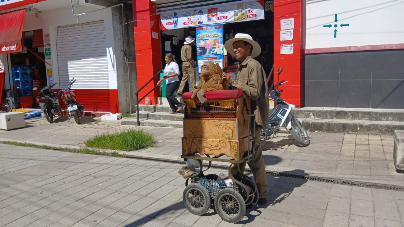 Organilleros llegan a Escárcega y causan expectación en el centro de la ciudad Organilleros llegan a Escárcega y causan expectación en el centro de la ciudad