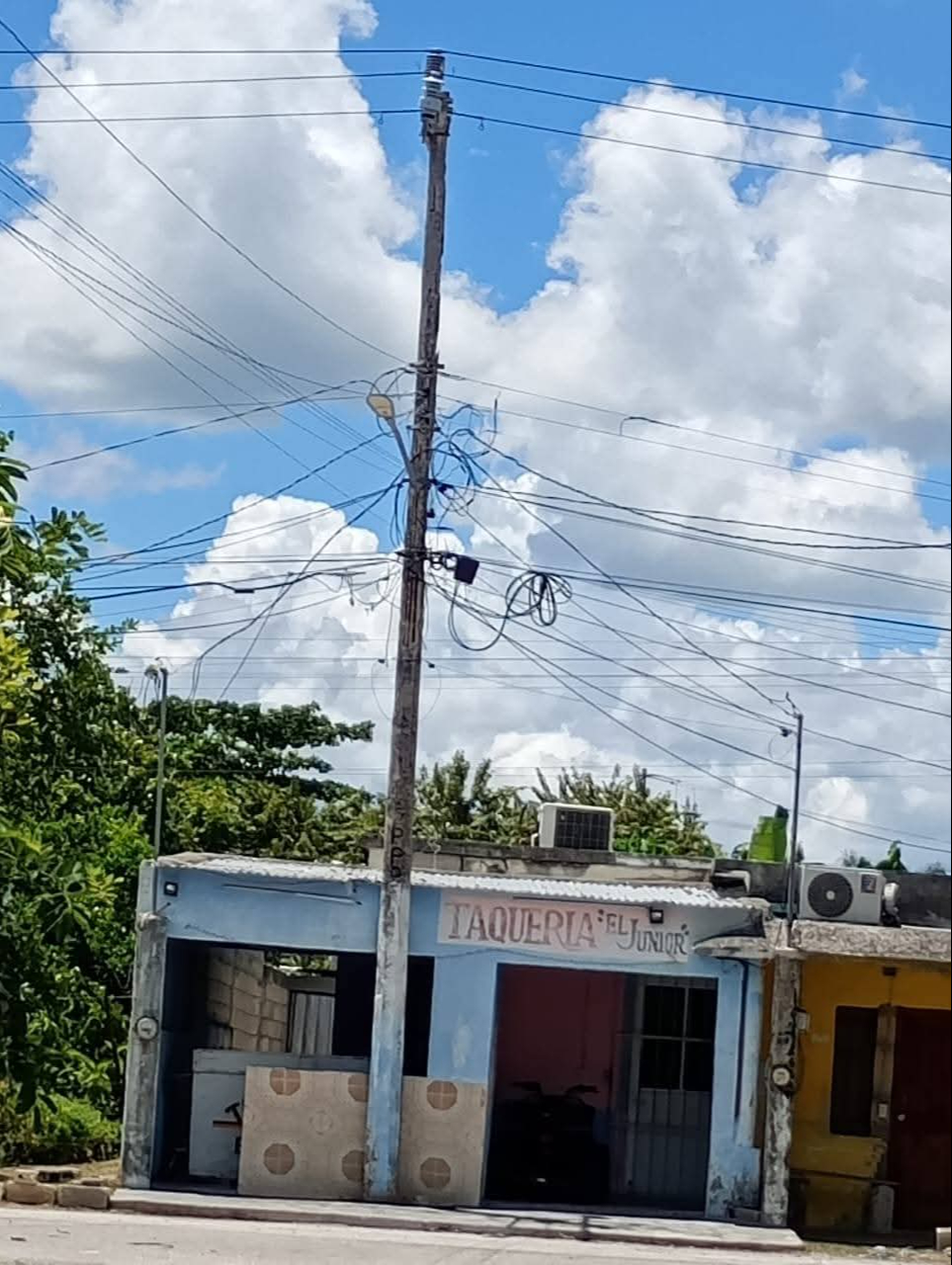 Protección Civil llamado a intervenir ante deterioro de postes en Sabancuy
