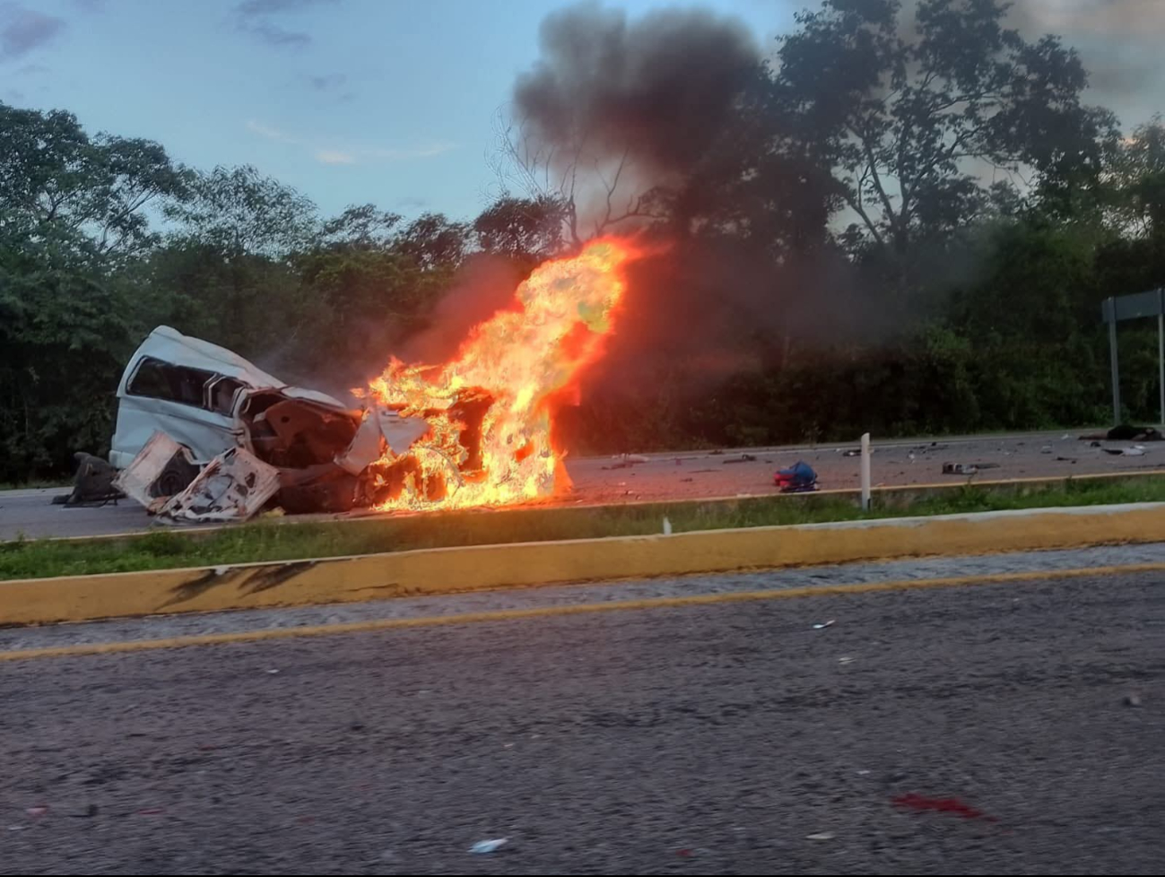 Tragedia en Calkiní: 16 muertos en percance de “combi”, incluyendo una niña de 12 años Tragedia en Calkiní: 16 muertos en percance de “combi”, incluyendo una niña de 12 años