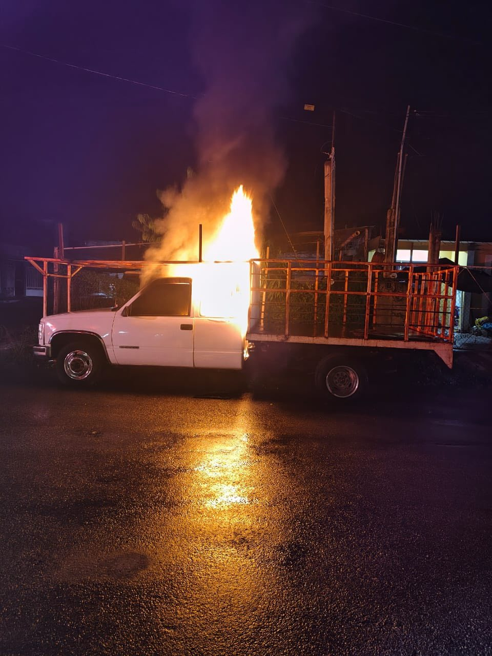 Un par de motociclistas incendian camioneta en Chetumal