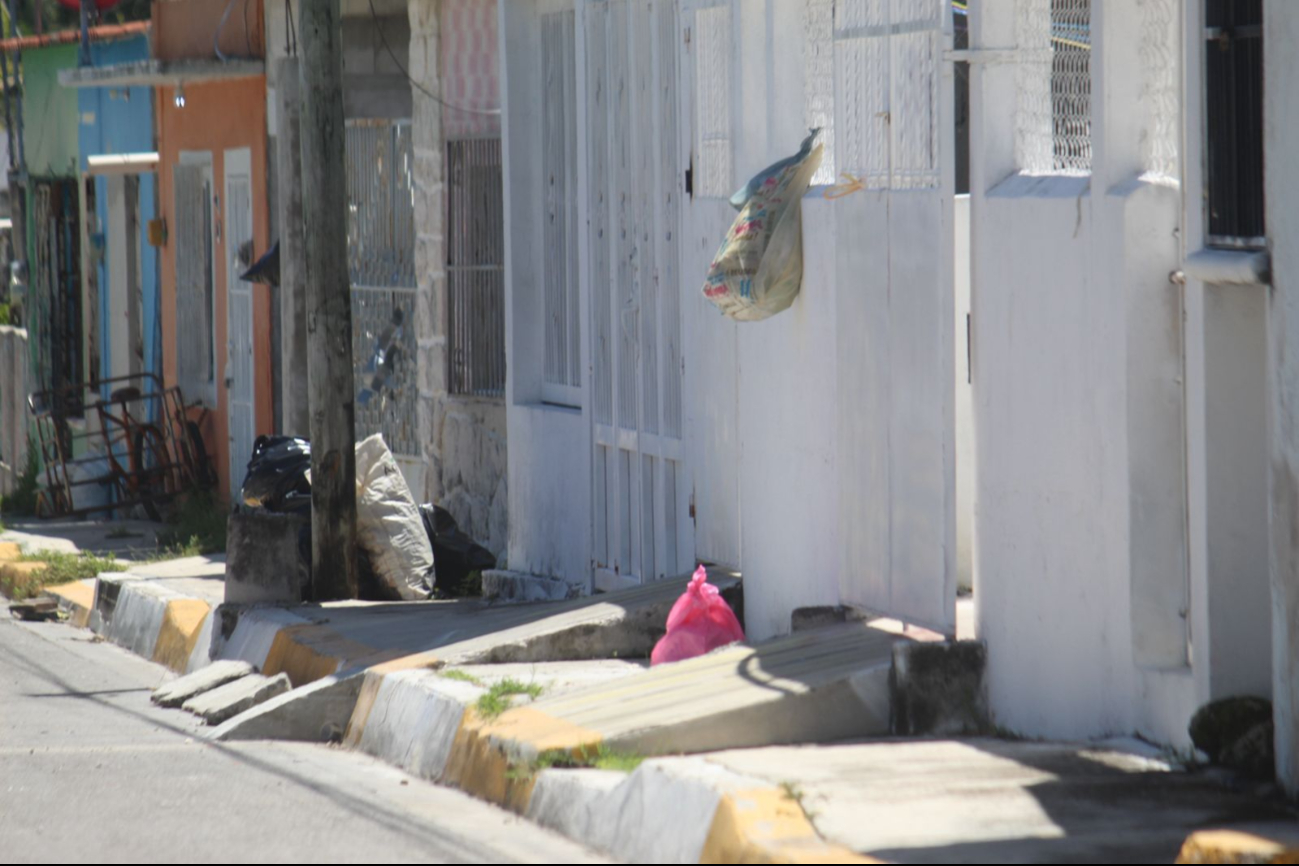 Vecinos de varias colonias de Champotón denunciaron ausencia del servicio de recolección de basura. Vecinos de varias colonias de Champotón denunciaron ausencia del servicio de recolección de basura.