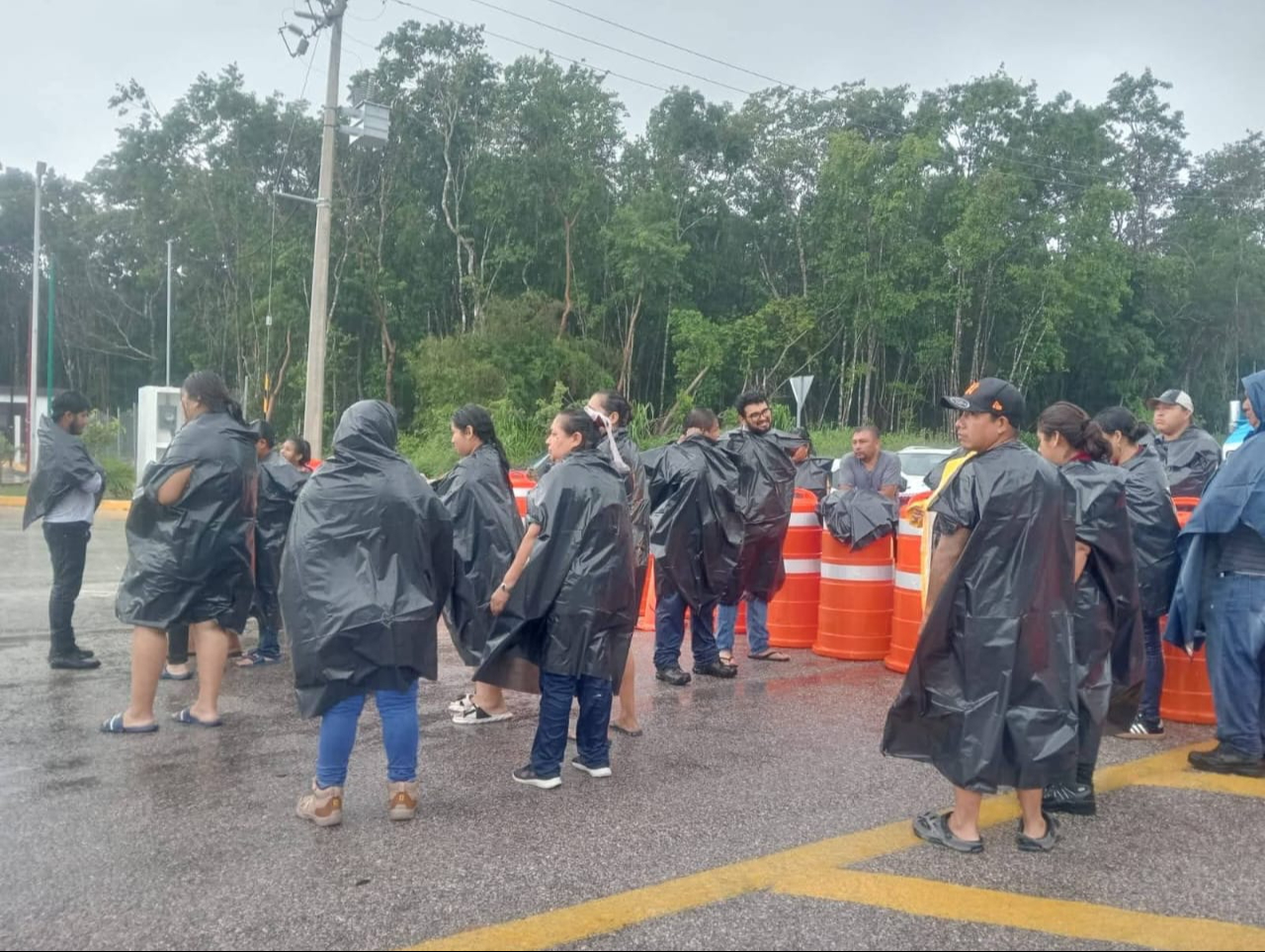 Bloquean vía federal Escárcega - Chetumal por las fallas en la energía eléctrica Bloquean vía federal Escárcega - Chetumal por las fallas en la energía eléctrica