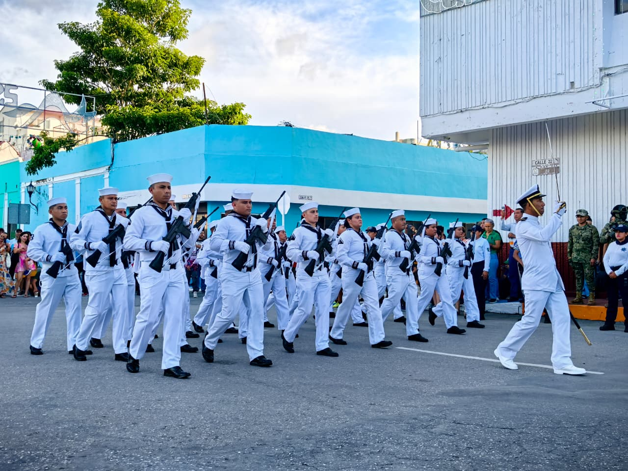 Participan instituciones educativas de Ciudad del Carmen en el desfile Cívico-Militar 