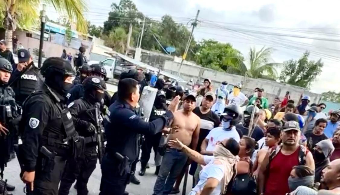 Elementos policiacos llegaron al lugar para controlar la situación. Elementos policiacos llegaron al lugar para controlar la situación.