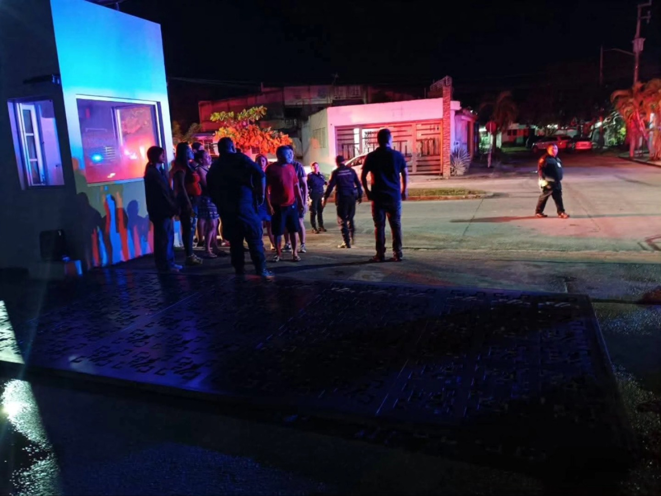 La agente policiaca intentó abrir el portón de 3 metros de altura cuando fue aplastada por este
