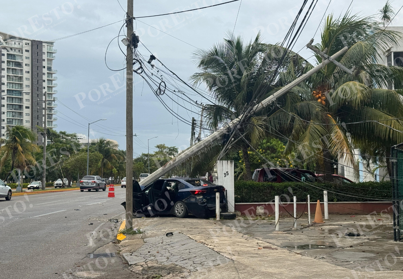 La persona sobreviviente al accidente fue trasladada de emergencia a un hospital por paramédicos