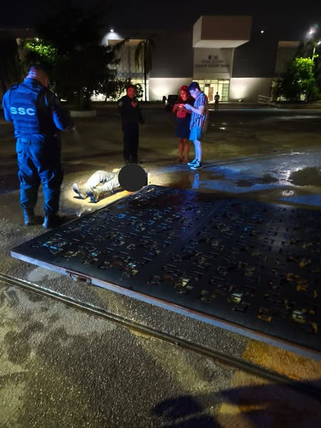 Paramédicos acudieron al lugar para atender a la mujer lesionada