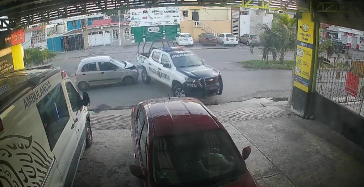 Patrullero causa aparatoso accidente