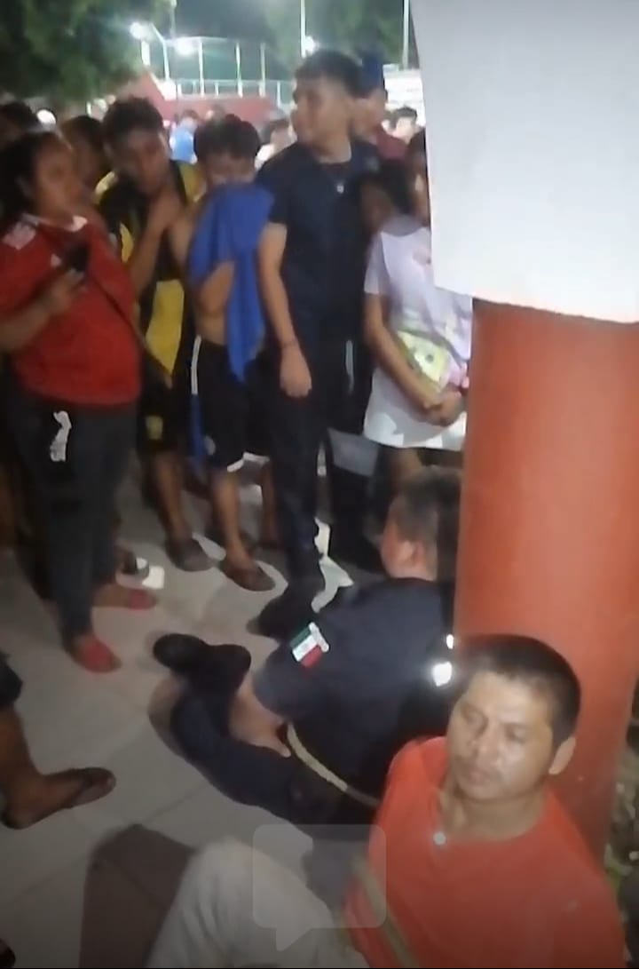 Pobladores se manifiestan en la alcaldía de Ignacio Zaragoza; acusan a un hombre de tocar a una menor Pobladores se manifiestan en la alcaldía de Ignacio Zaragoza; acusan a un hombre de tocar a una menor
