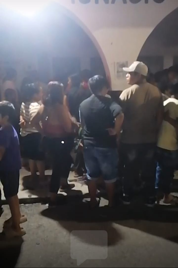 Pobladores se manifiestan en la alcaldía de Ignacio Zaragoza; acusan a un hombre de tocar a una menor Pobladores se manifiestan en la alcaldía de Ignacio Zaragoza; acusan a un hombre de tocar a una menor