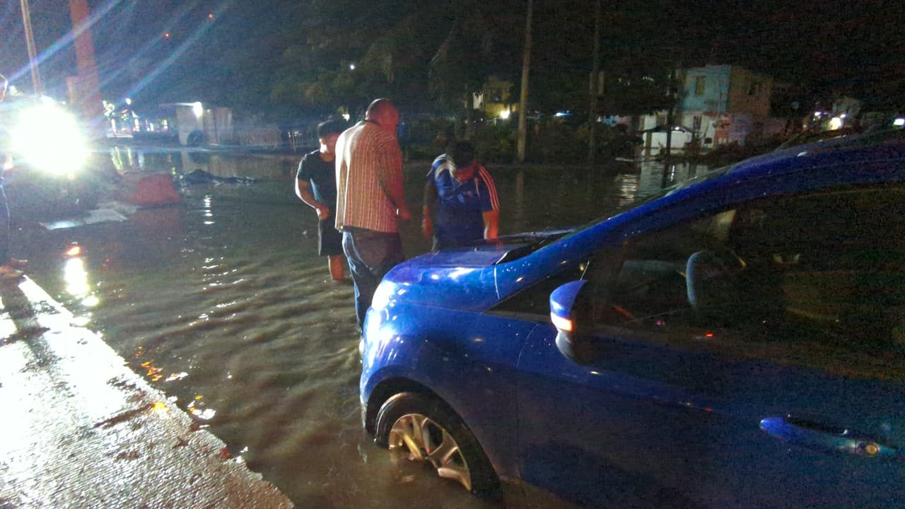 Una camioneta Ford cayó en una vía en construcción en Isla de Tris.