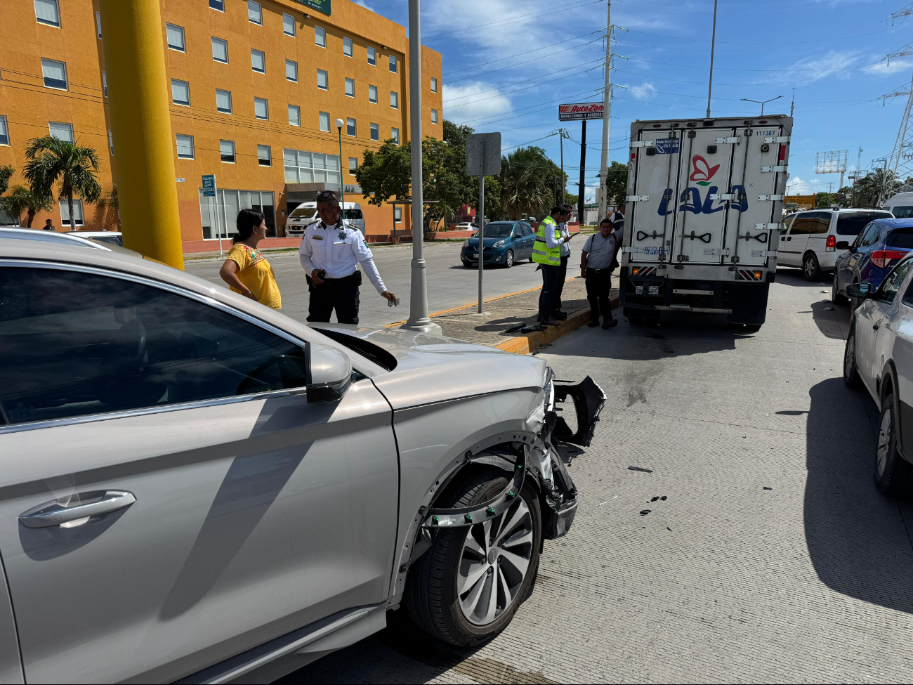 El accidente ocurrió en la intersección de avenida Isla de Tris y Santa María de Guadalupe.