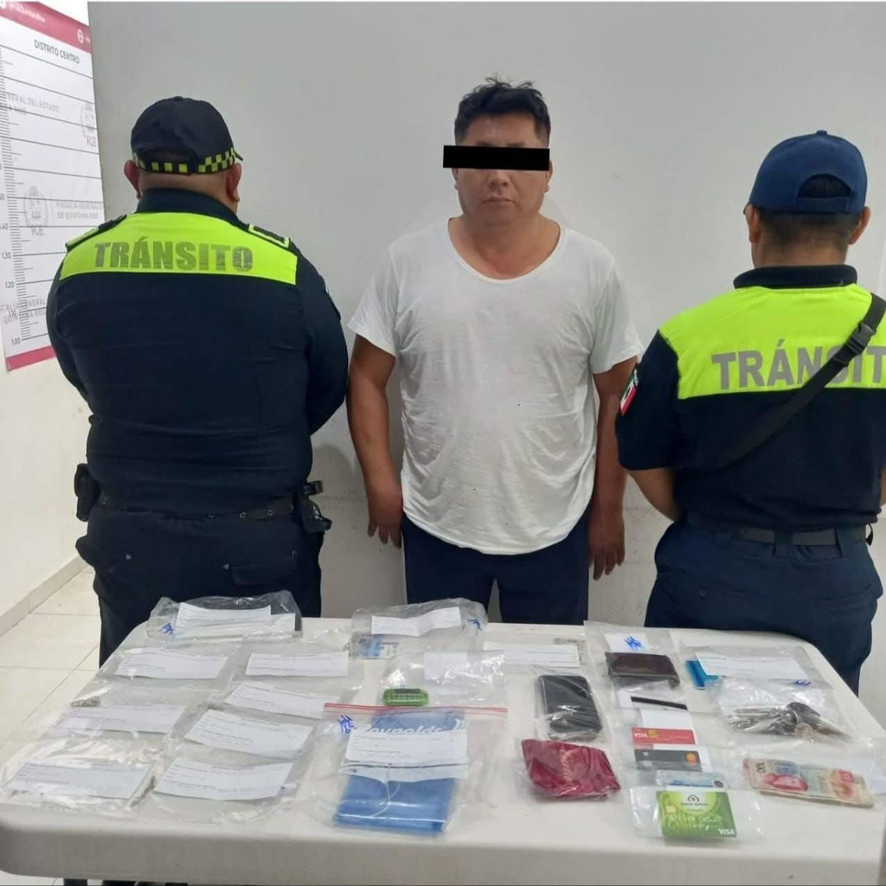 El detenido también tenía bajo su resguardo un vehículo Suzuki tipo Ertiga, con placas del estado de Quintana Roo, que fue asegurado junto con el resto de los objetos