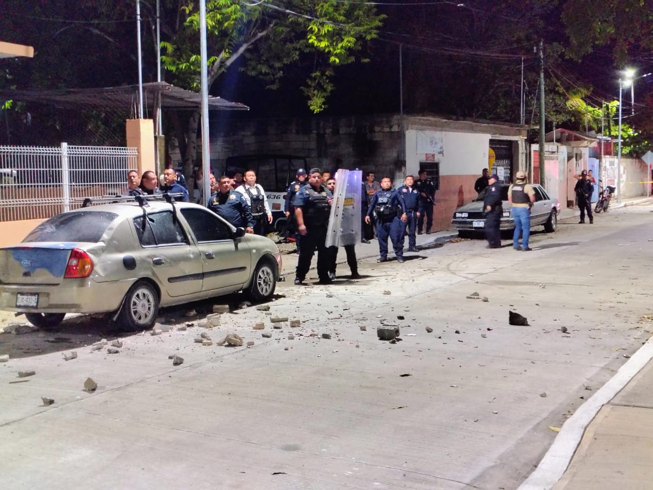 El director de Seguridad Pública defendió que los agentes actuaron bajo protocolo, usando gas lacrimógeno para dispersar a una turba que también atacó a los uniformados. El director de Seguridad Pública defendió que los agentes actuaron bajo protocolo, usando gas lacrimógeno para dispersar a una turba que también atacó a los uniformados.