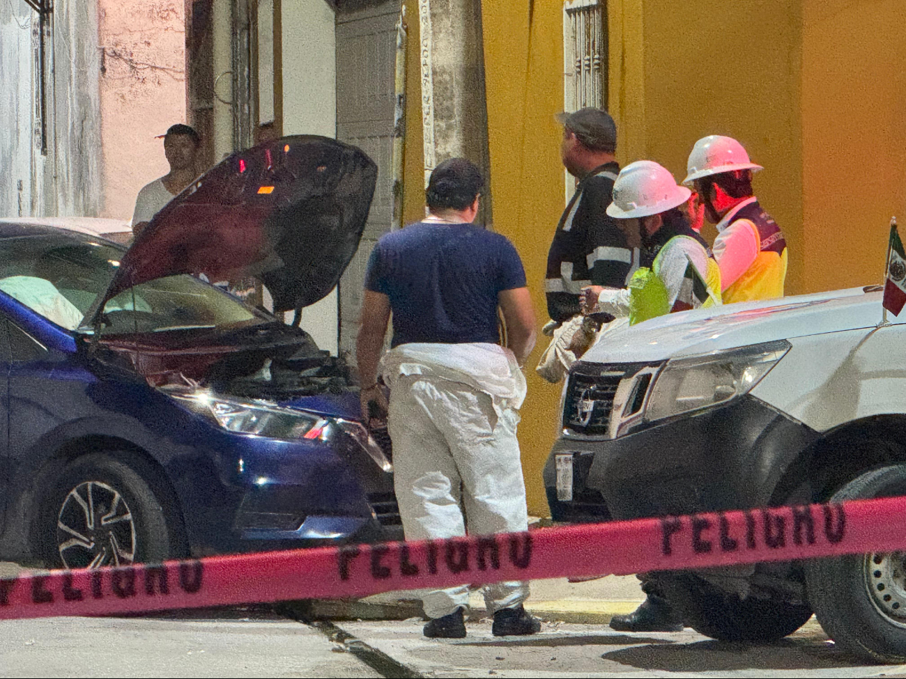 El vehículo, un Nissan Sentra azul con placas de Campeche, resultó con daños severos.