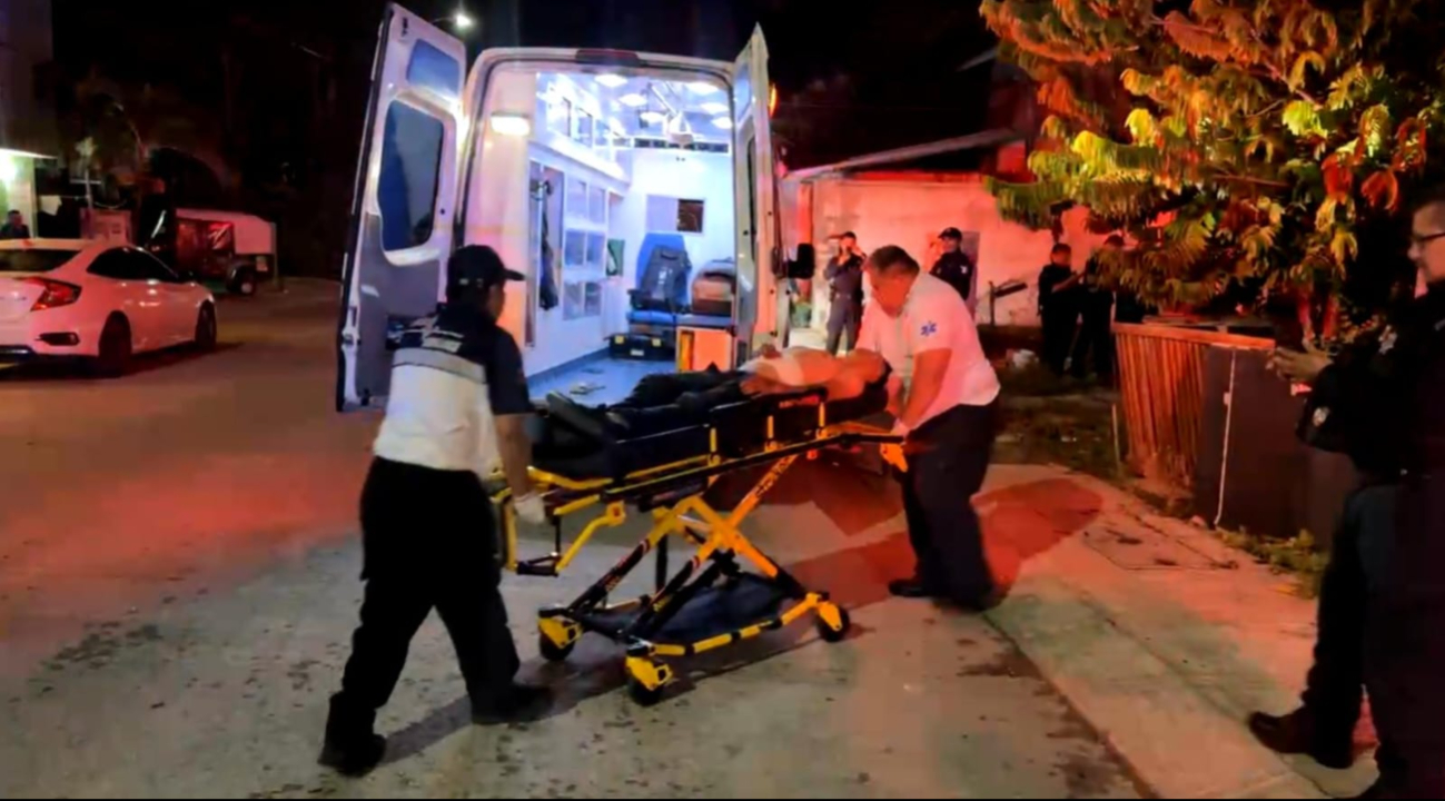 La víctima del ataque tuvo que ser trasladada al hospital.