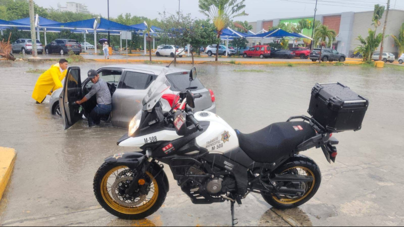 Las fuertes lluvias e inundaciones dejaron como saldo al menos 25 vehículos varados Las fuertes lluvias e inundaciones dejaron como saldo al menos 25 vehículos varados