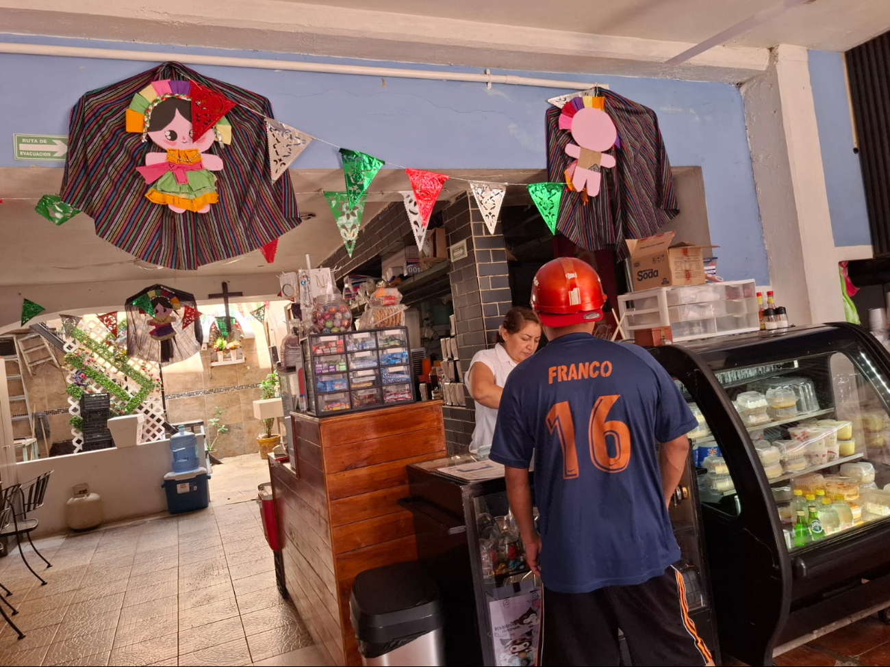 Tiendas de ropa tradicional y cultural vendieron menos de la cuarta parte de su inventario.