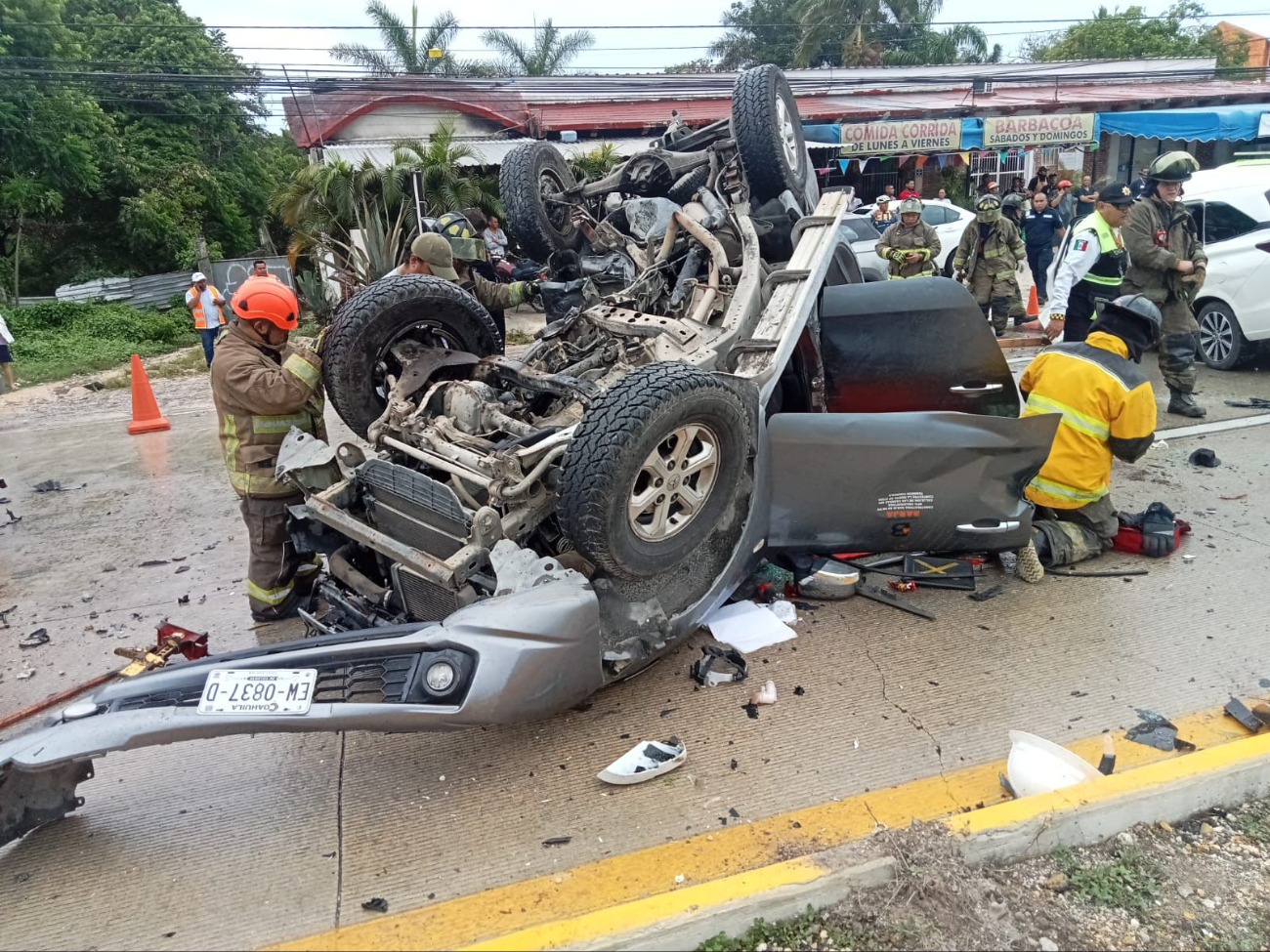 Vulcanos sacaron de la unidad gris a cinco heridos. El operador fue identificado como José Antonio