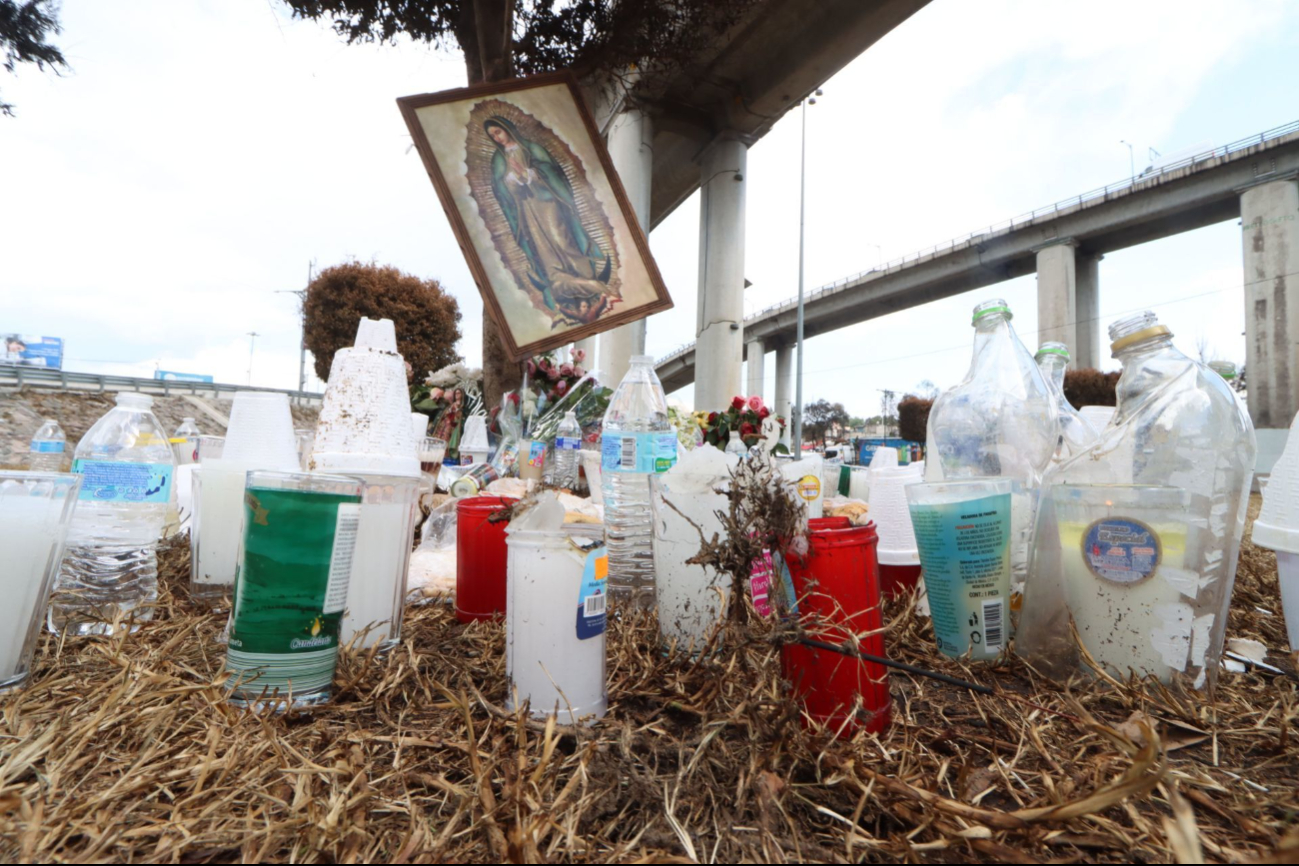 El altar para las personas fallecidas en la explosión de la pipa. El altar para las personas fallecidas en la explosión de la pipa.