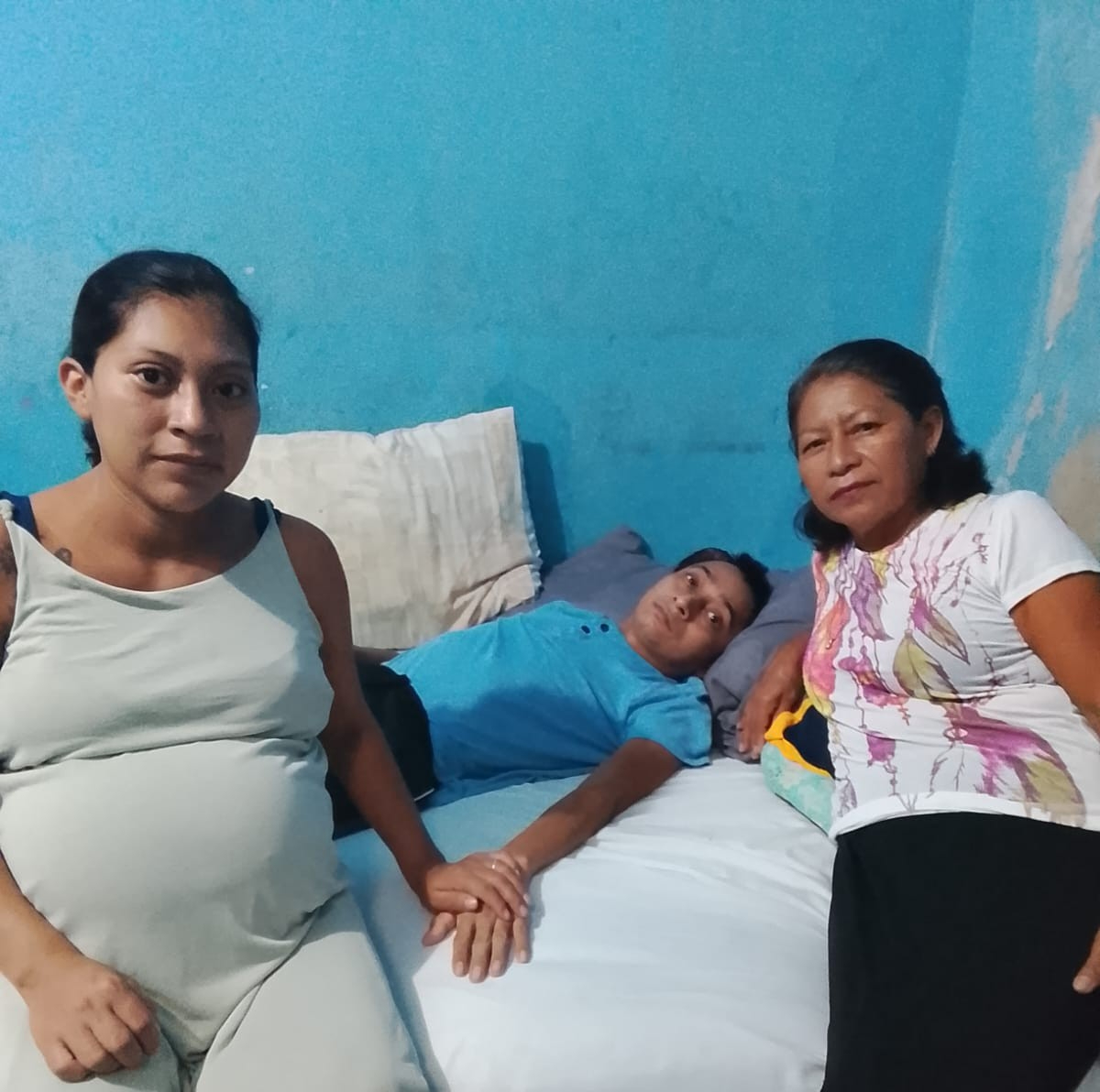 La esposa y la madre del convaleciente piden el apoyo de las personas para conseguir el dinero de la operación en Alta Especialidad.