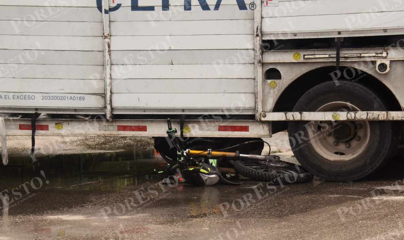 La motocicleta terminó debajo de la unidad pesada