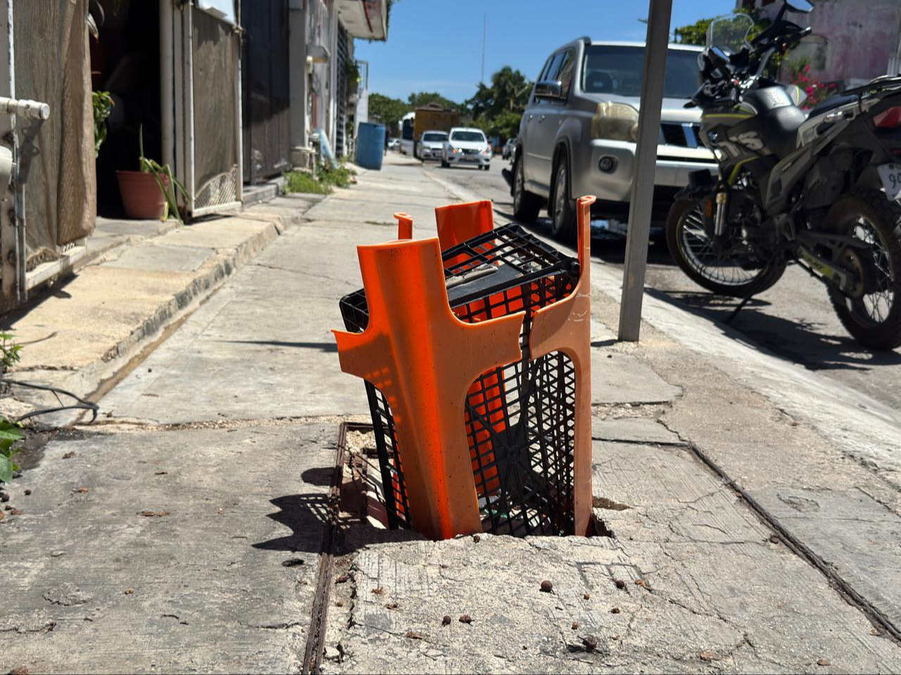 Las calles y banquetas están en  abandono por la administración