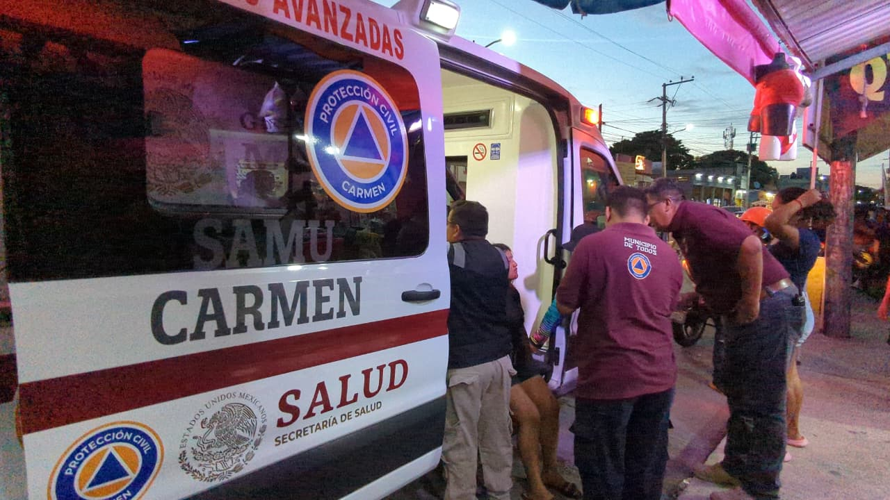Los paramédicos atendieron en el lugar a la menor tras la golpiza.
