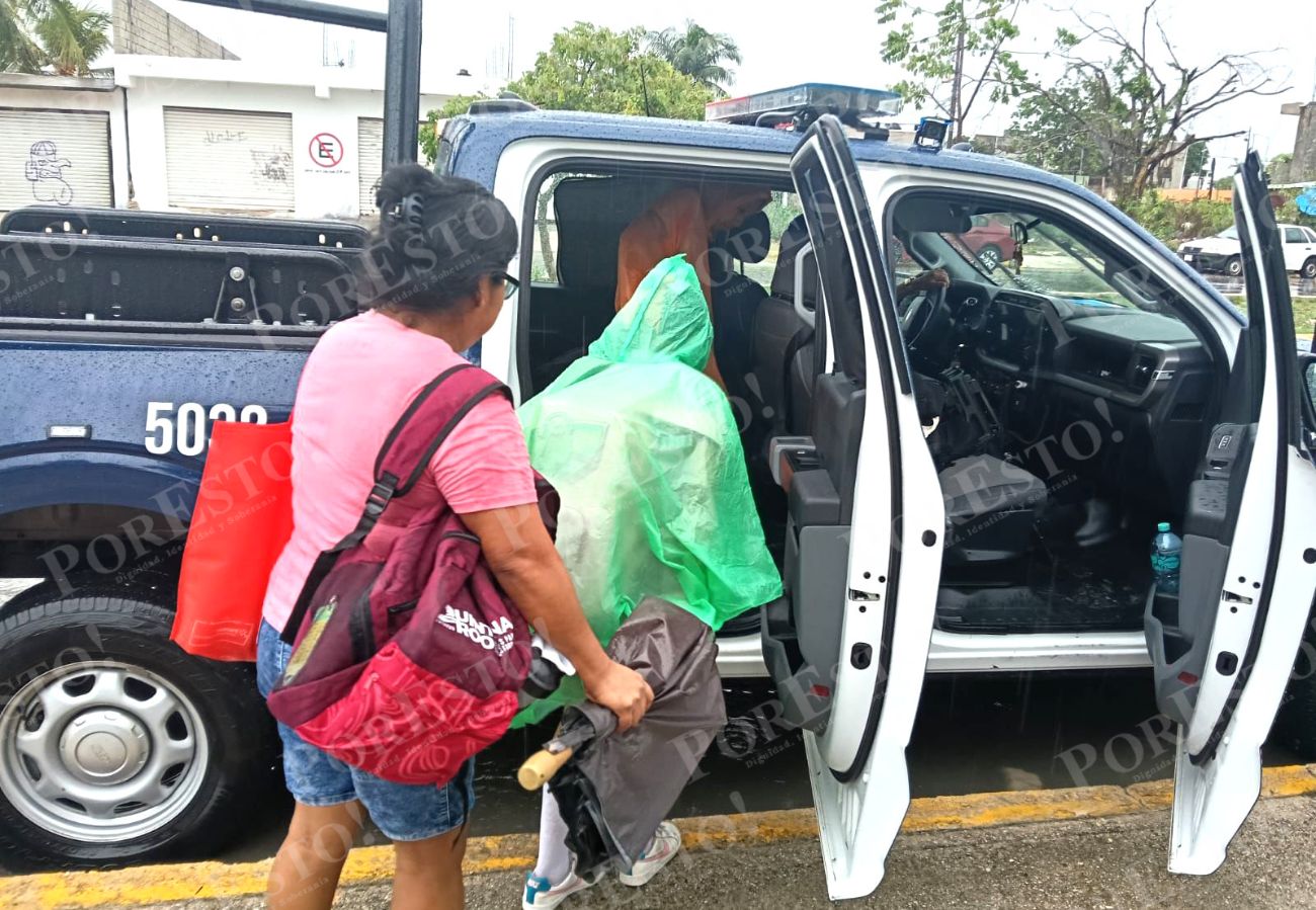 Unidades policiacas transportaron a personas de un punto a otro
