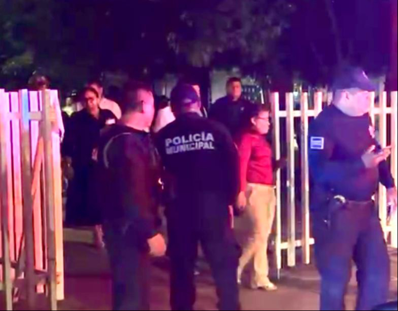 Detiene la policía a intendente por acosar a las niñas de una escuela primaria en Playa del Carmen Detiene la policía a intendente por acosar a las niñas de una escuela primaria en Playa del Carmen
