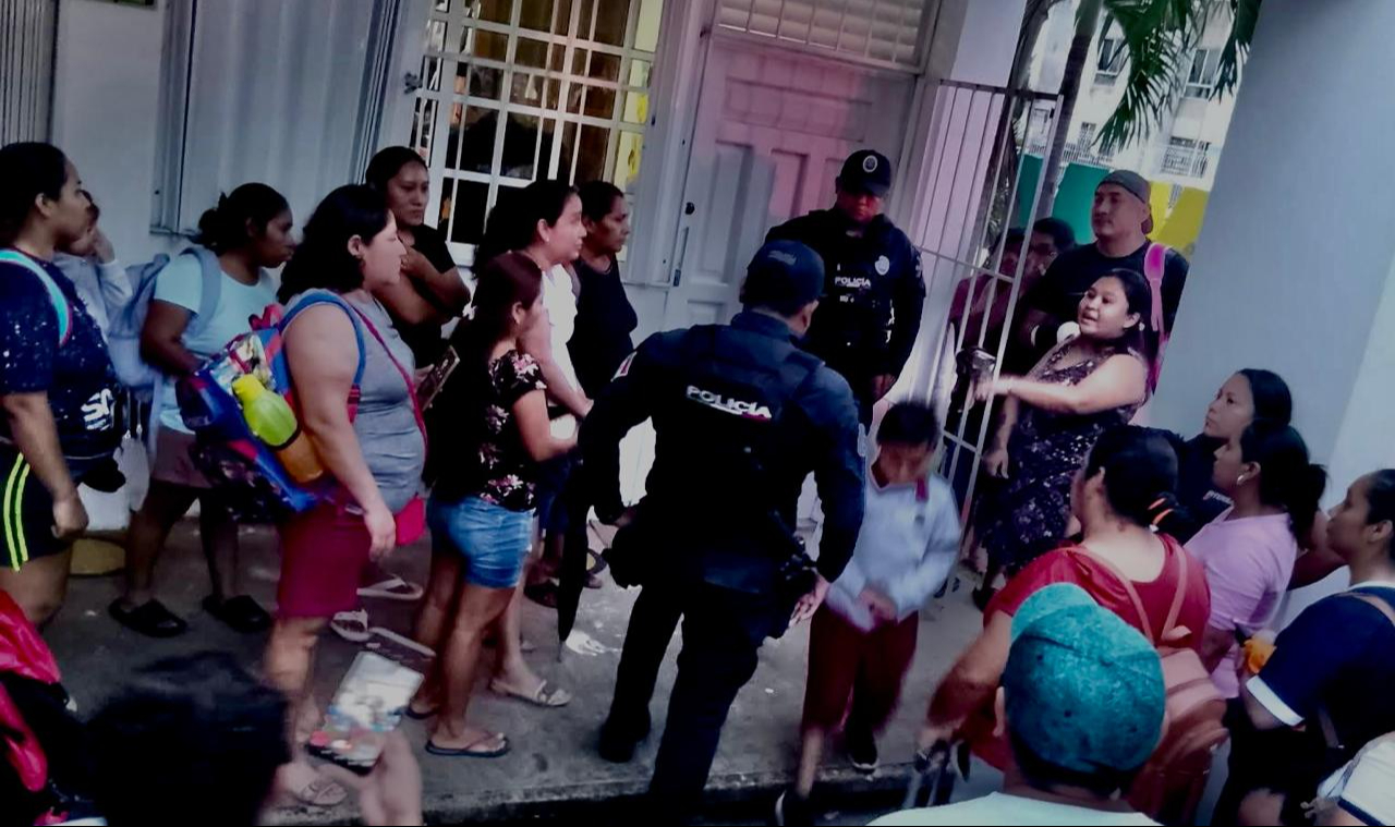 Detiene la policía a intendente por acosar a las niñas de una escuela primaria en Playa del Carmen Detiene la policía a intendente por acosar a las niñas de una escuela primaria en Playa del Carmen