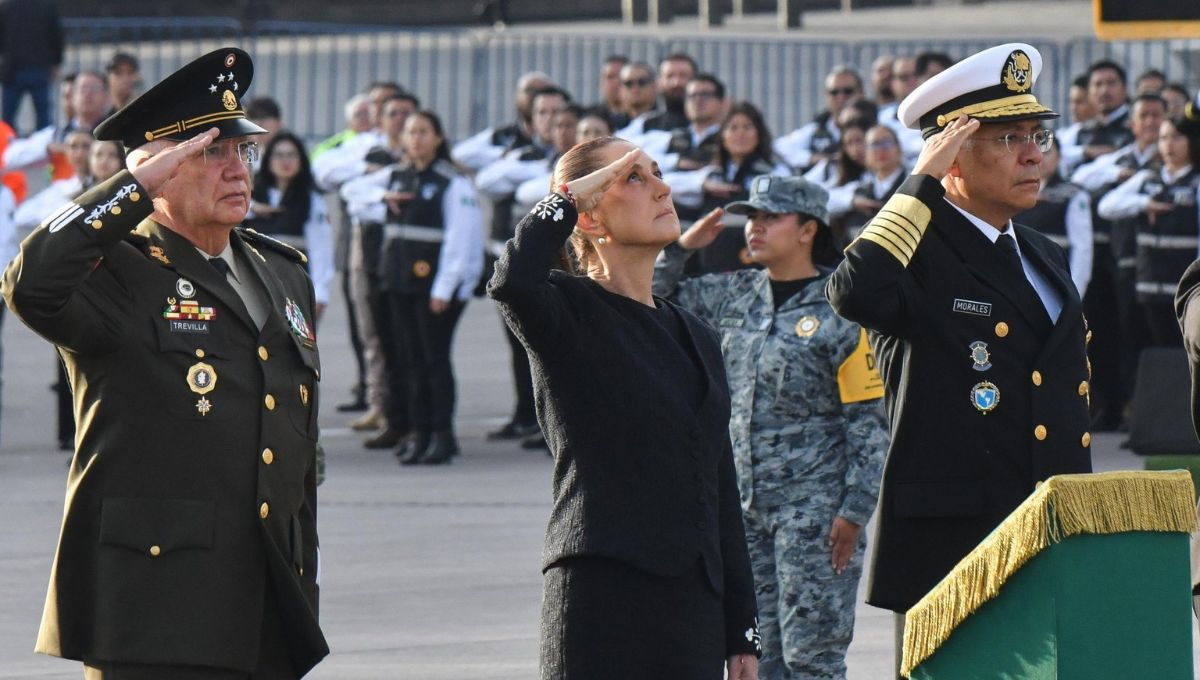 El acto inició a las 7:15 horas con el izamiento de la bandera nacional a media asta