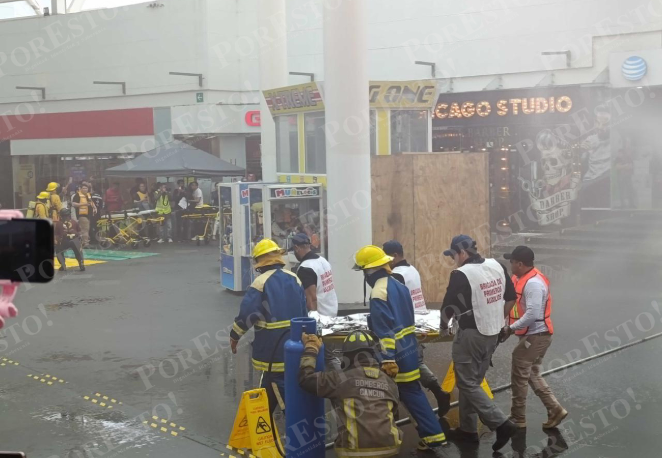 En Plaza Las Américas, Cuerpo de Bomberos, Protección Civil y paramédicos de la Cruz Roja participaron