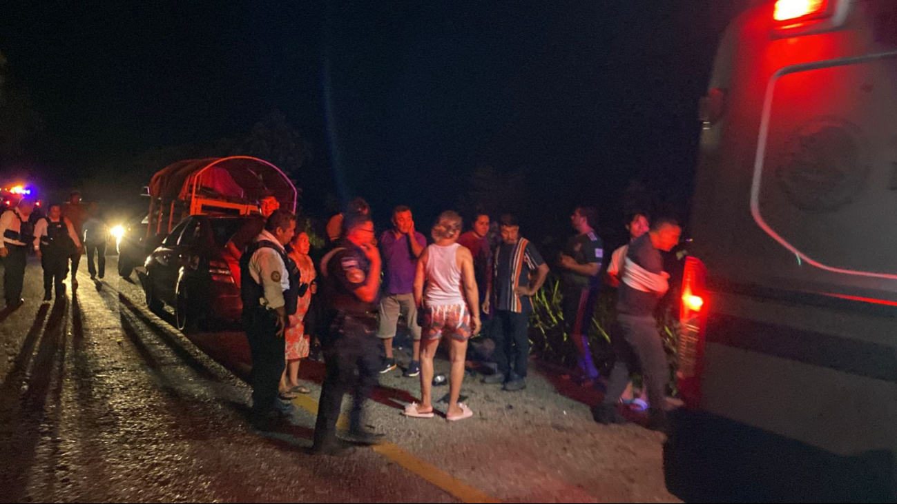 Familia y tripulantes resultan heridos tras carambola en carretera Campeche–Hopelchén