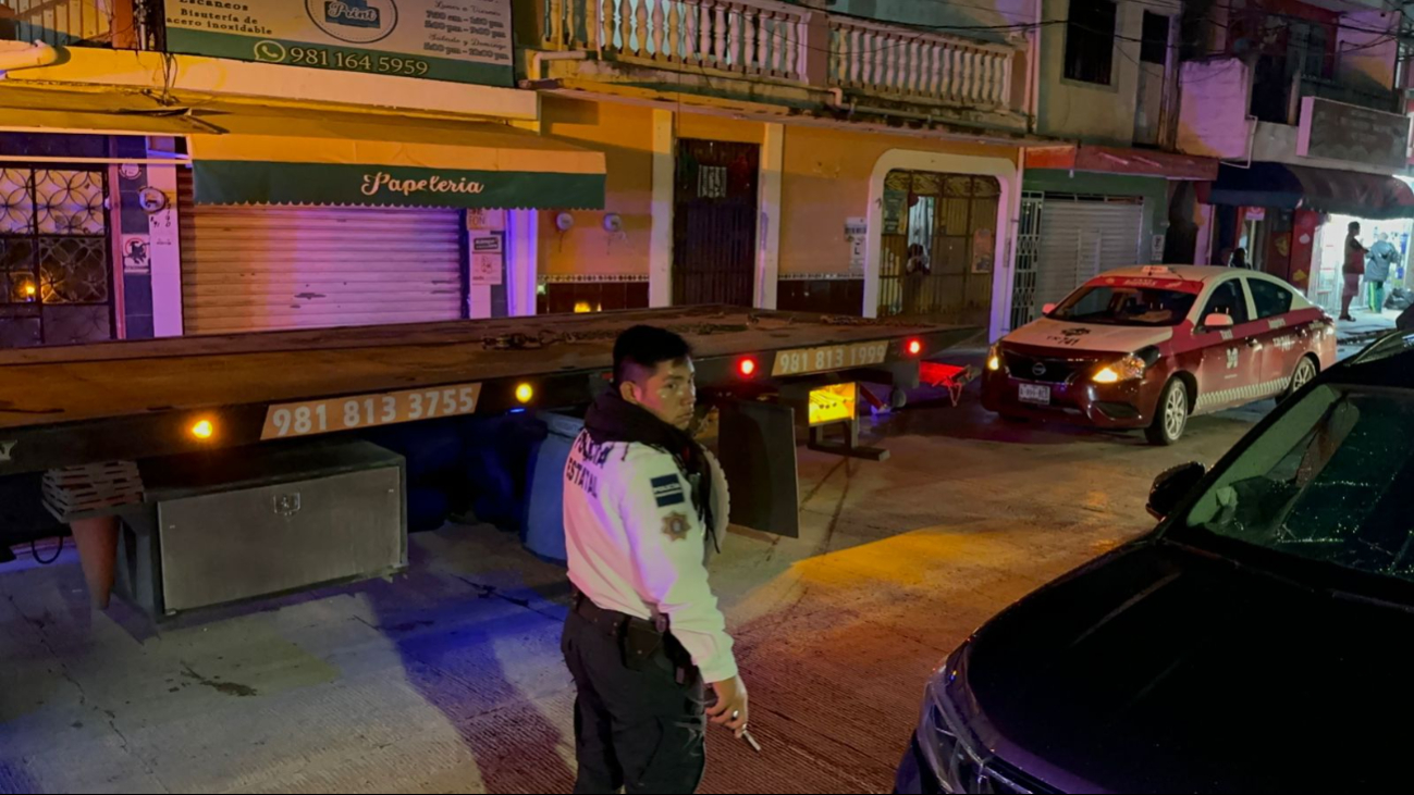 Huye taxista en Santa Lucía y pone en riesgo a ciudadanos y su vehículo Huye taxista en Santa Lucía y pone en riesgo a ciudadanos y su vehículo