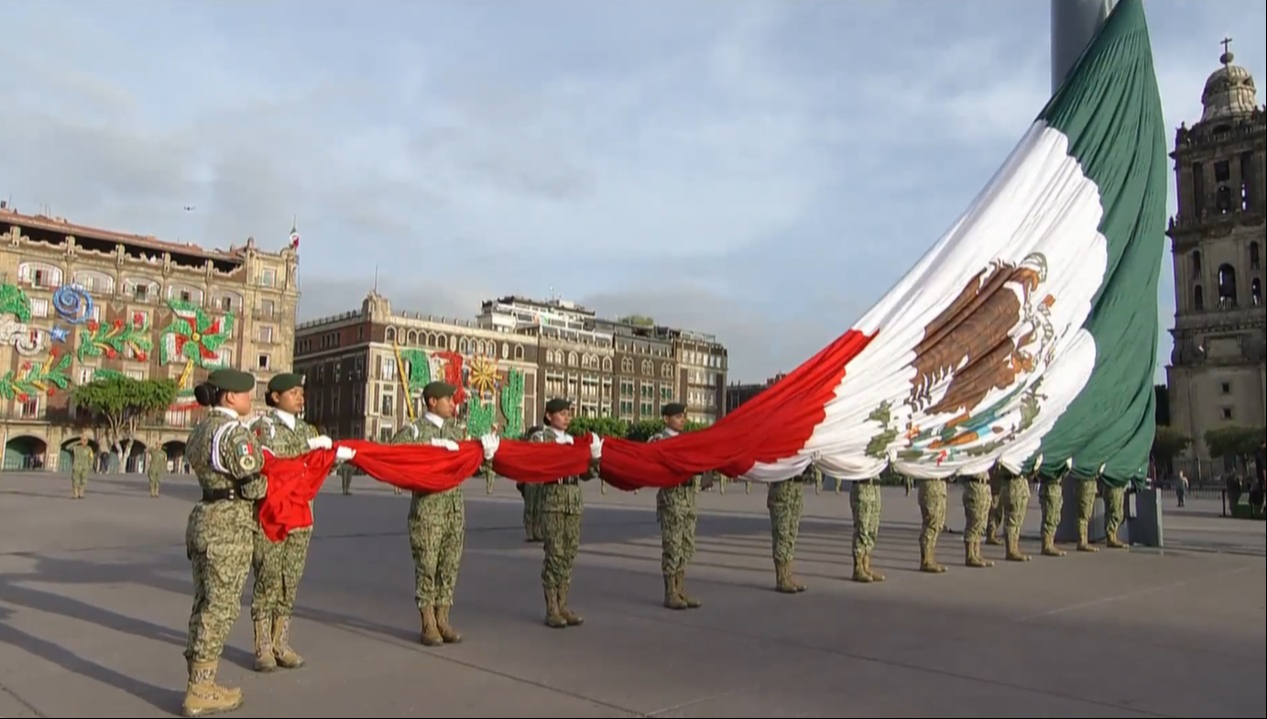 Izamiento de bandera en memoria de las víctimas de los sismos de 1985 y 2017.