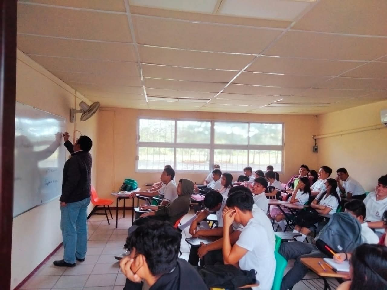 La situación económica ha llevado a más familias a optar por el COBACAM en lugar de escuelas privadas. La situación económica ha llevado a más familias a optar por el COBACAM en lugar de escuelas privadas.