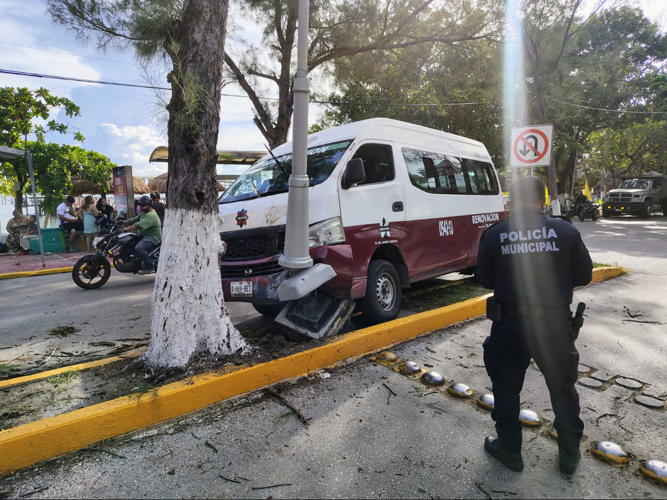 Una combi colectiva chocó contra una luminaria en la colonia Puntilla, Ciudad del Carmen.