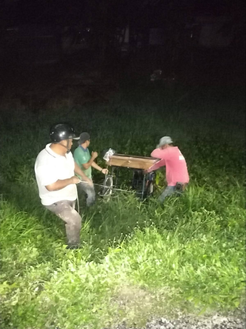 Debido a una mala maniobra ante el miedo de ser mordidos por los canes, cayeron con todo y mercancía Debido a una mala maniobra ante el miedo de ser mordidos por los canes, cayeron con todo y mercancía