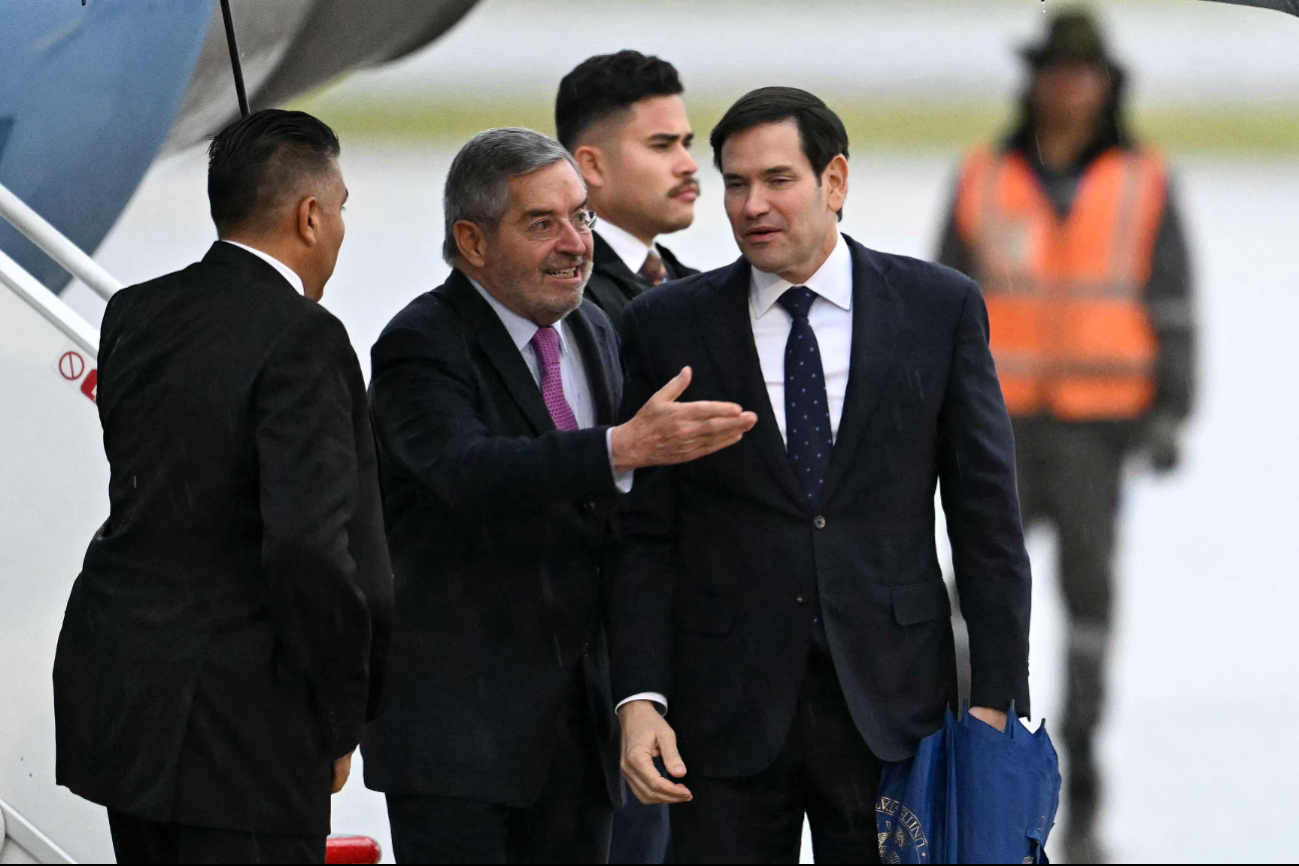 El secretario de Estado aterrizó en el AIFA y fue recibido por el Secretario de Relaciones Exteriores, Juan Ramón de la Fuente.