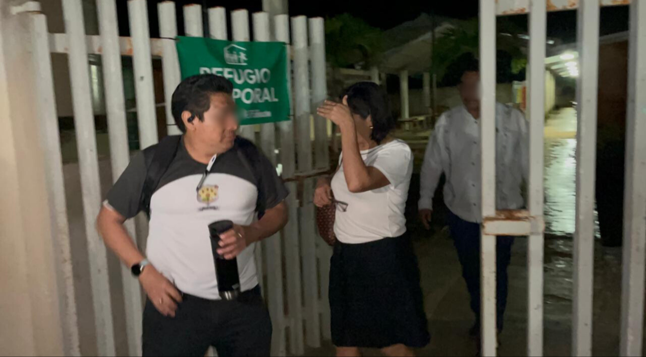 La funcionaria escolar fue encerrada en esa escuela desde las ocho de la mañana del lunes La funcionaria escolar fue encerrada en esa escuela desde las ocho de la mañana del lunes