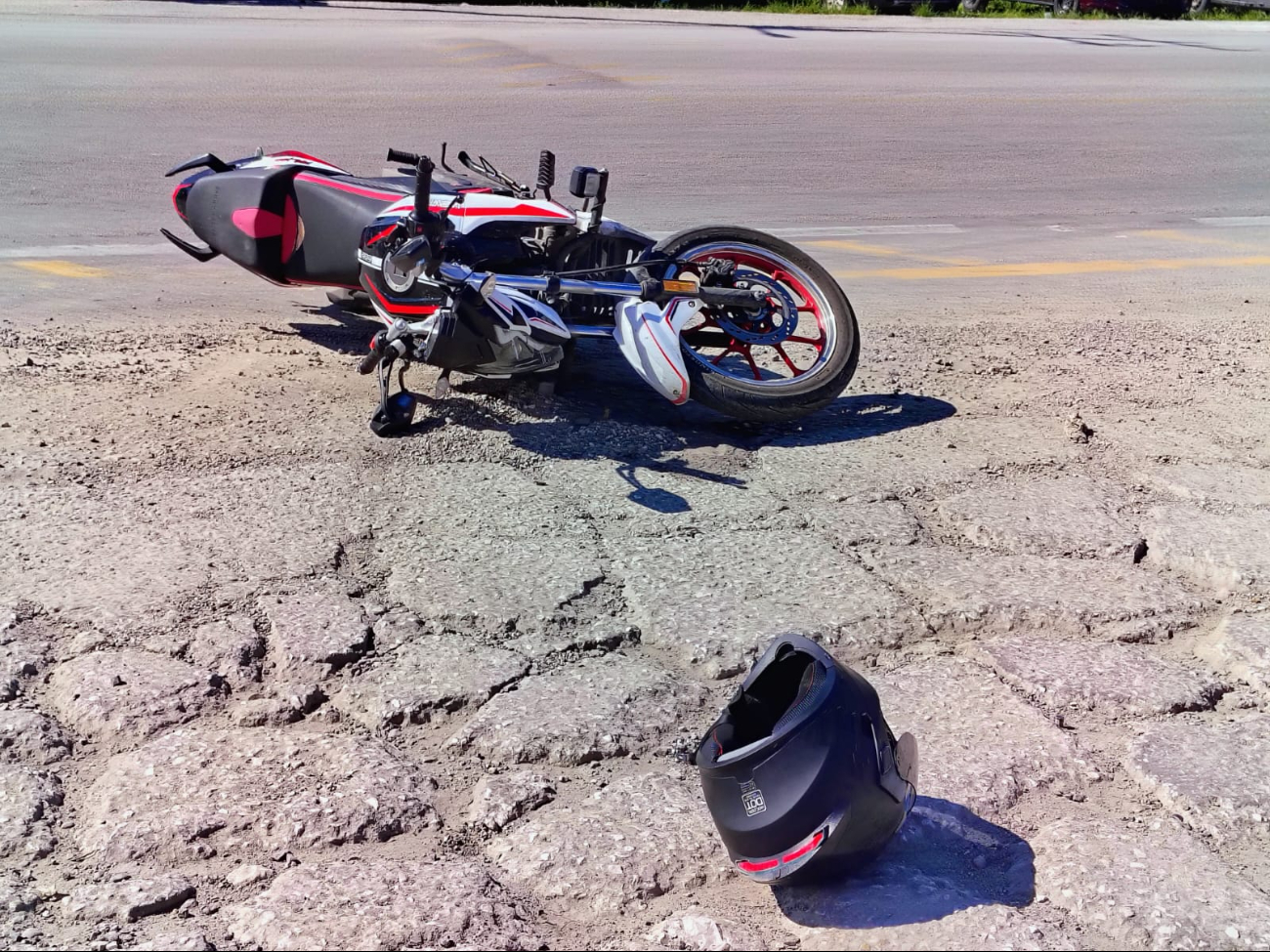 Motociclista de 19 años impacta contra camioneta de carga. Motociclista de 19 años impacta contra camioneta de carga.