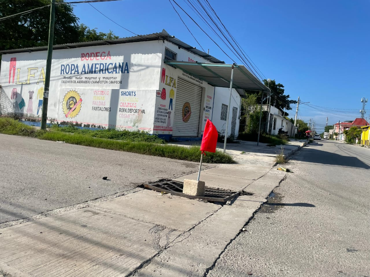 Rejilla peligrosa en Champotón: vecinos colocan bandera roja para evitar accidentes Rejilla peligrosa en Champotón: vecinos colocan bandera roja para evitar accidentes