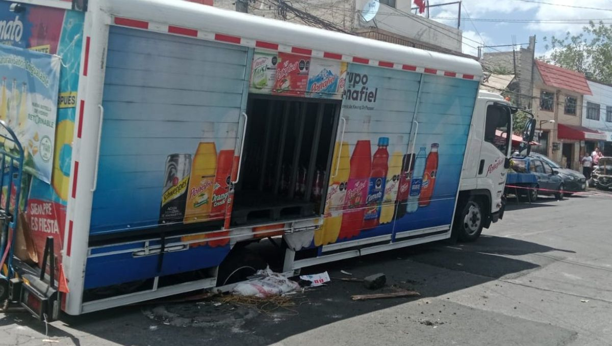 Con el apoyo de una grúa de la Secretaría de Seguridad Ciudadana (SSC-CDMX), los equipos realizaron maniobras de anclaje y tracción para recuperar el vehículo
